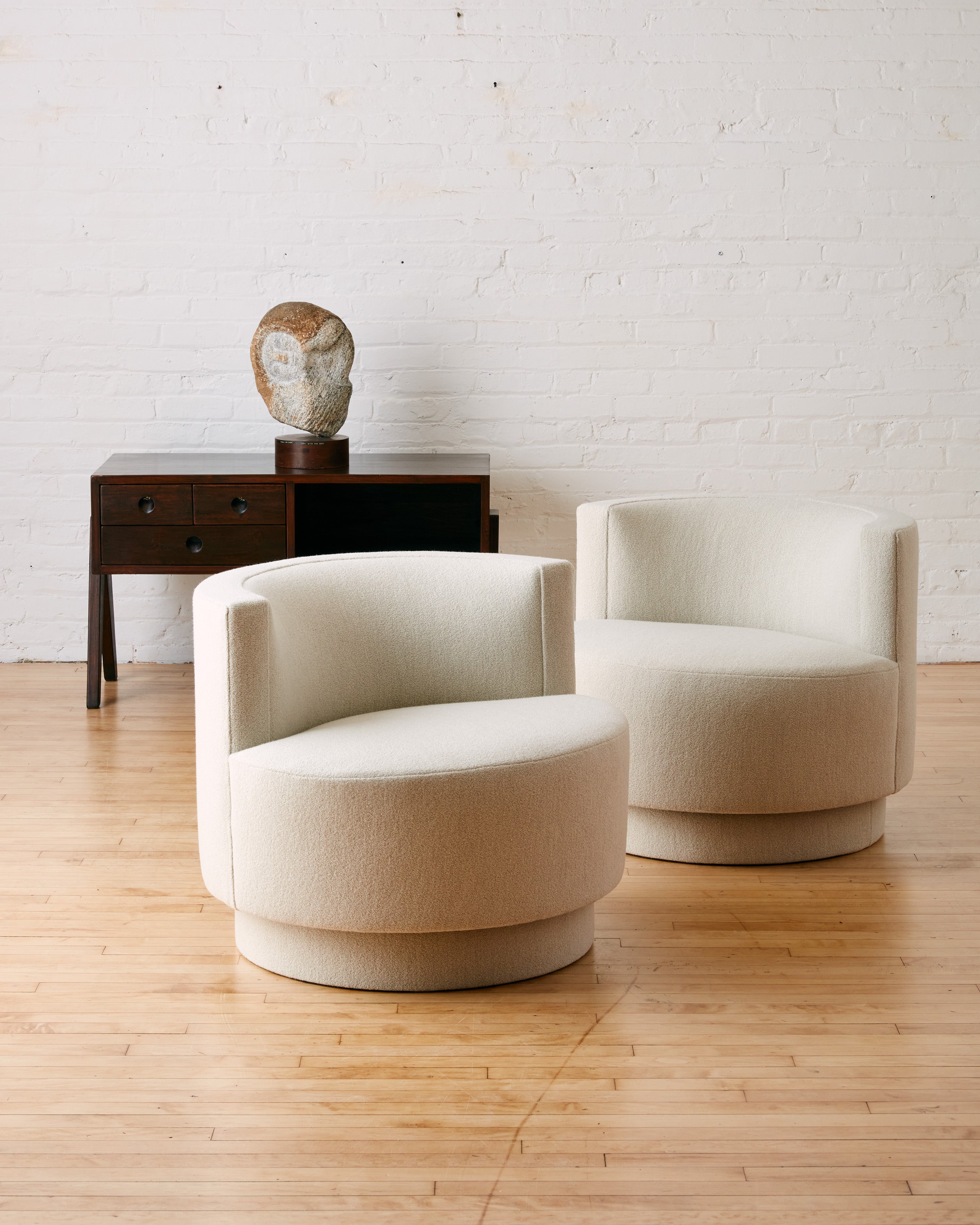 PAIR OF SWIVEL LOUNGE CHAIRS IN THE MANNER OF FRANCO FRASCHINI