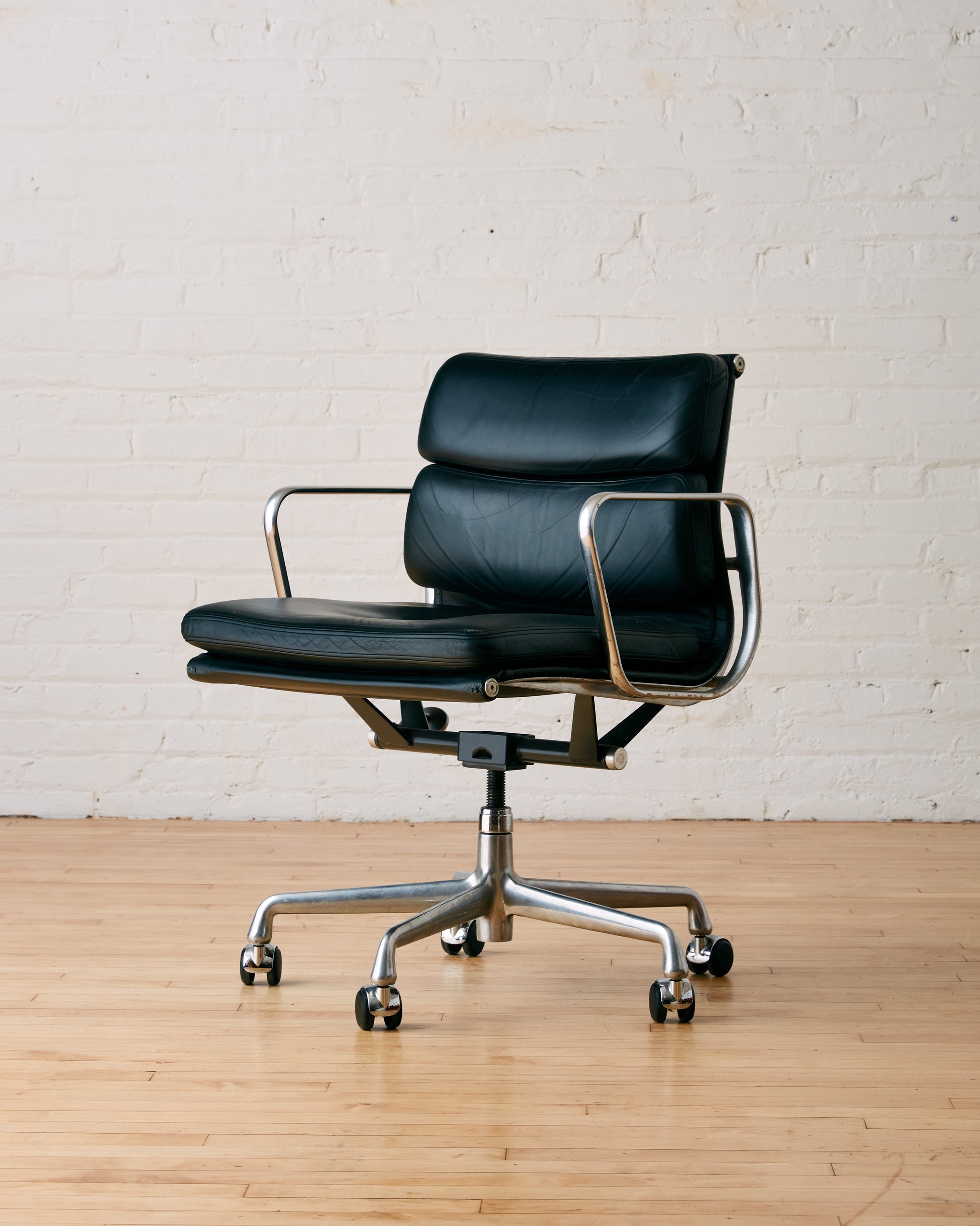 EAMES SOFT PAD CHAIR, MANAGEMENT HEIGHT WITH CHROME BASE