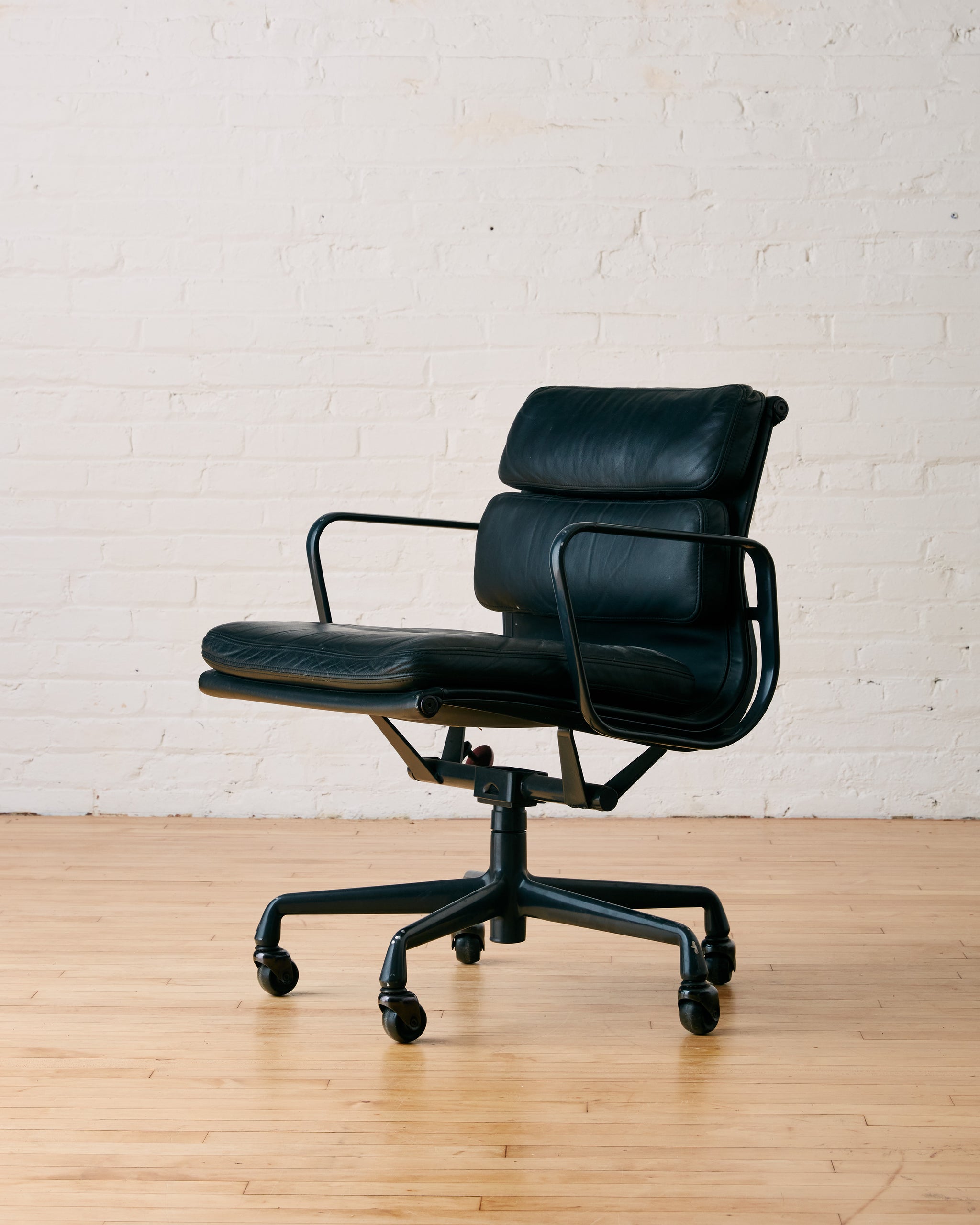 イームズ 洋書 The Eames Lounge Chair Eames® Lounge Chair and Ottoman - Eames Office