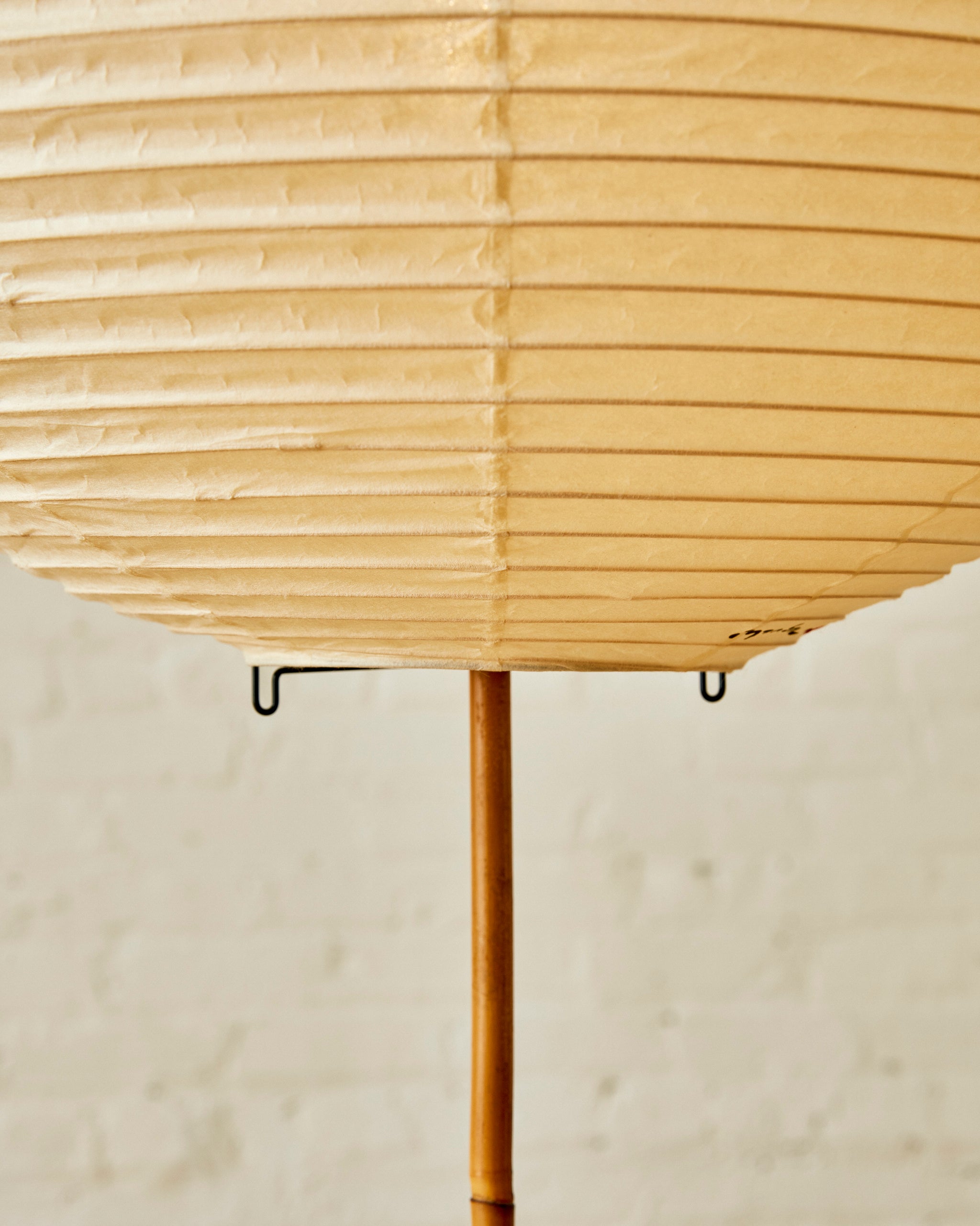 AKARI LIGHT SCULPTURE TABLE LAMP BY ISAMU NOGUCHI (BB1 -55DD AKARI LIGHT SCULPTURE TABLE LAMP BY ISAMU NOGUCHI (BB1 -55DD