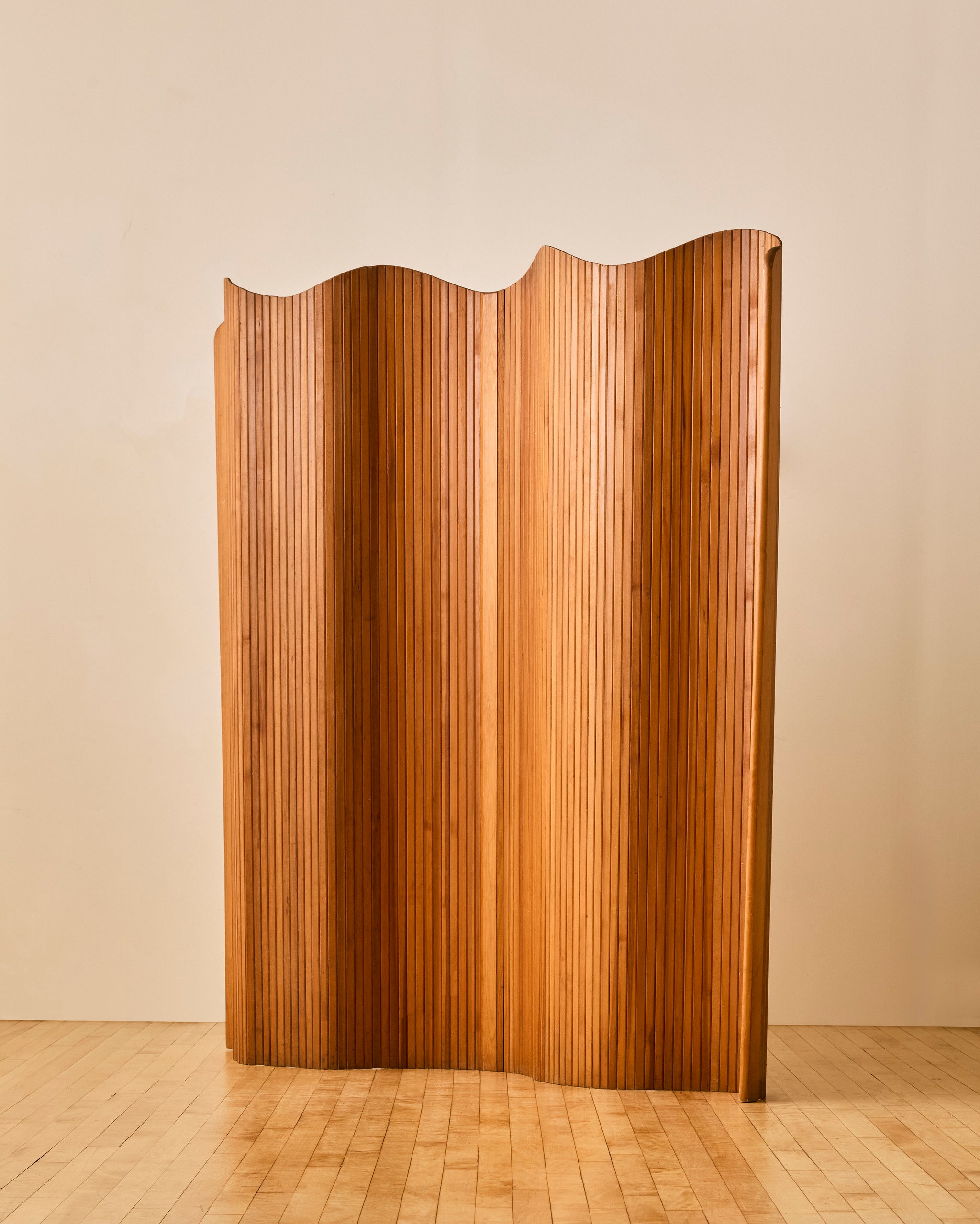 FRENCH SCALLOPED WOOD SCREEN IN THE STYLE OF JOMAINE BAUMANN