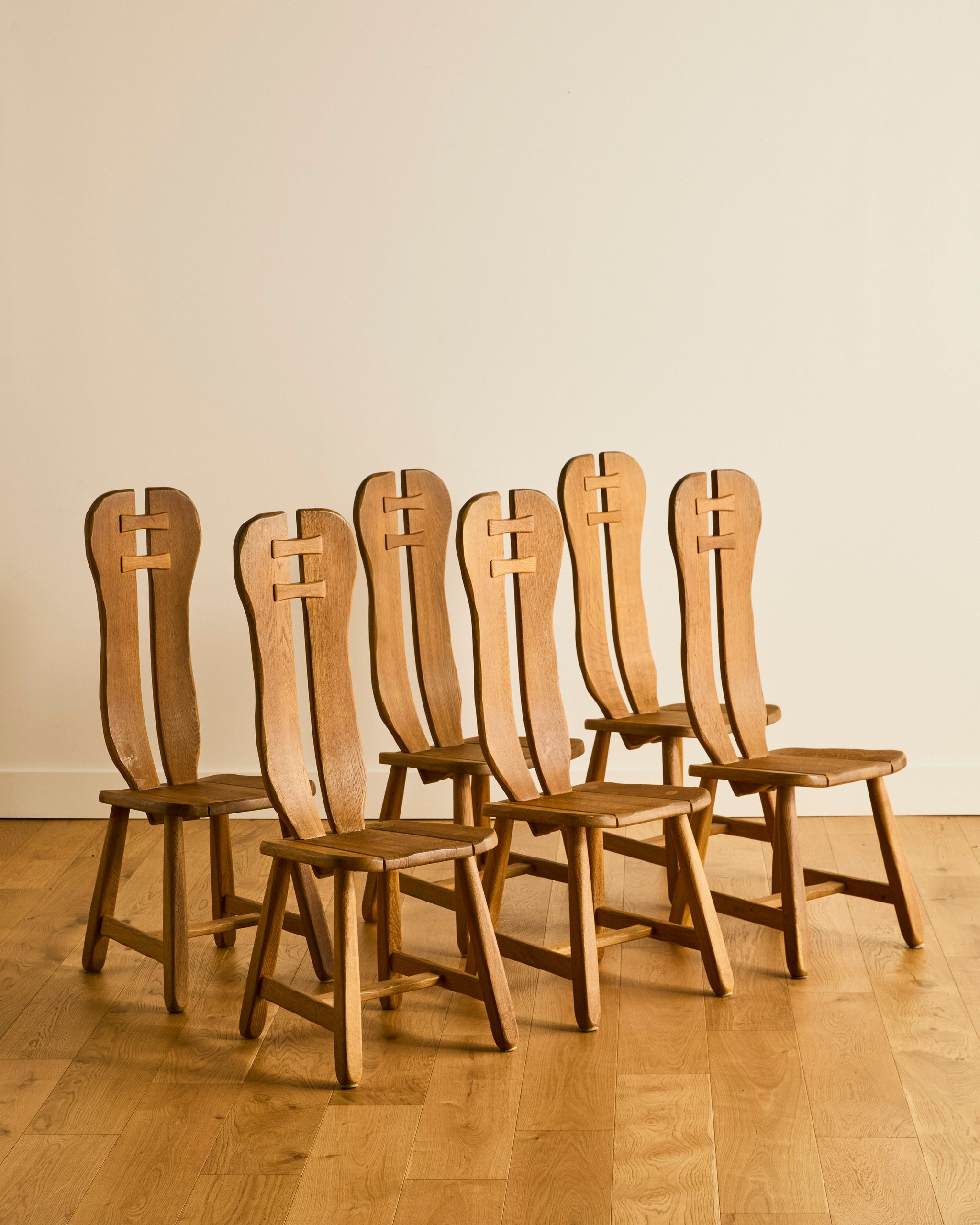 De Puydt チェア SET OF SIX DE PUYDT BRUTALIST OAK DINING CHAIRS – Somerset House